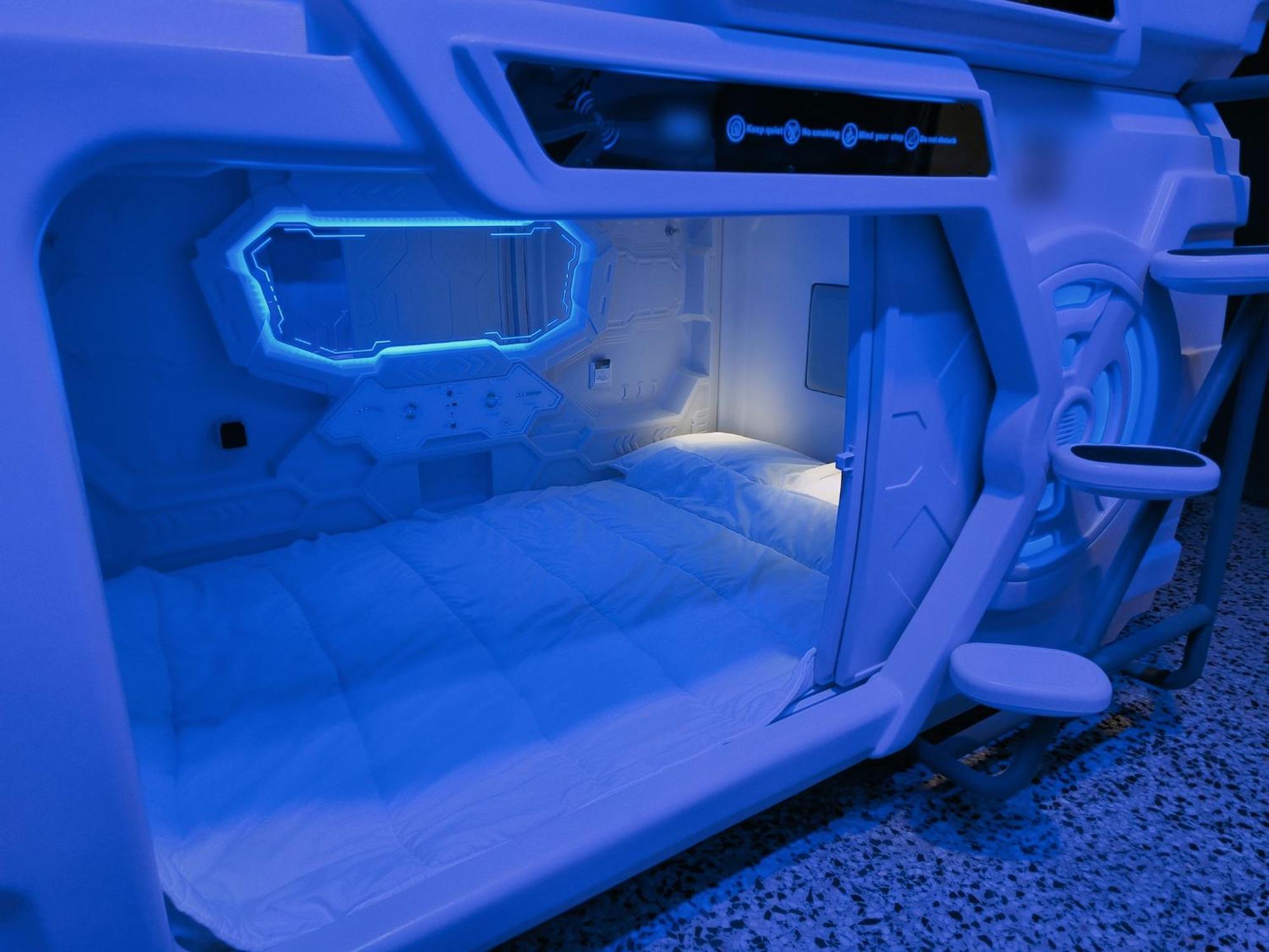Capsule Hotel kapsułowy *